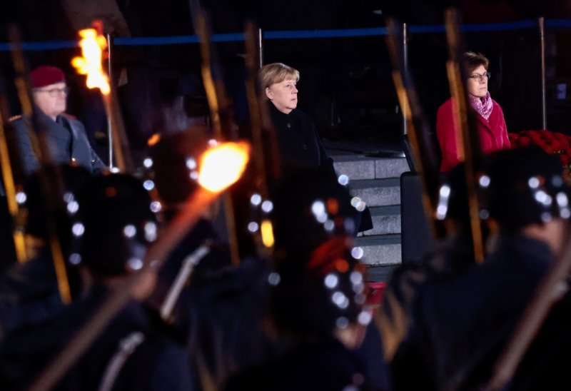 Almanya Başbakanı Merkel için askeri veda töreni