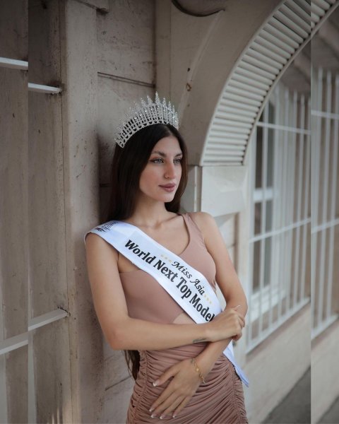 The Queen of Eurasia Güzellik Yarışması'nın birincisi Moujan Rajaei oldu