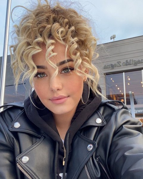 Survivor yarışmacısı Aycan Yanaç'ın beğenilen paylaşımları