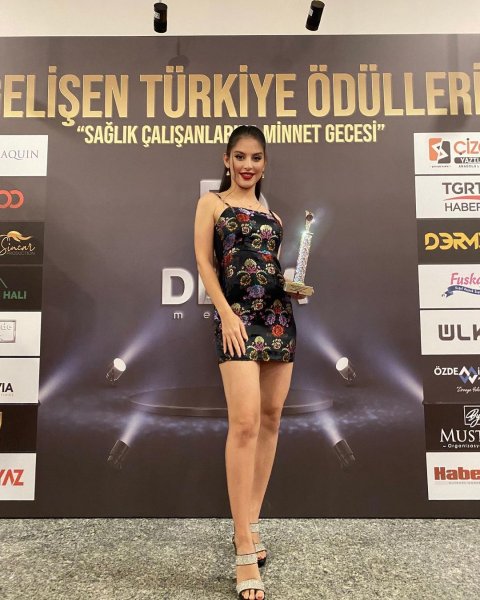 The Queen of Eurasia Güzellik Yarışması'nın birincisi Moujan Rajaei oldu