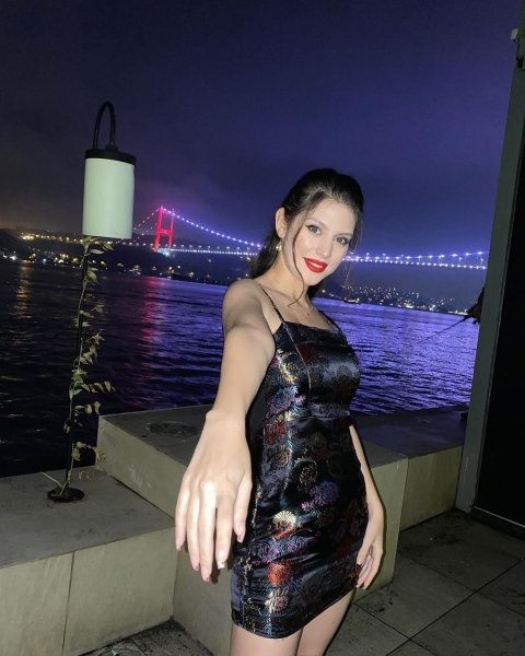 The Queen of Eurasia Güzellik Yarışması'nın birincisi Moujan Rajaei oldu