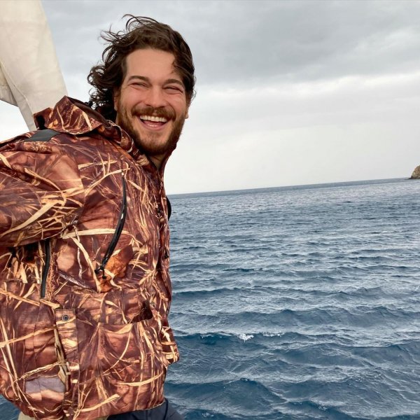 Çağatay Ulusoy sık sık imaj değiştiriyor