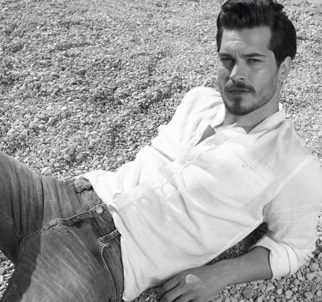 Çağatay Ulusoy sık sık imaj değiştiriyor