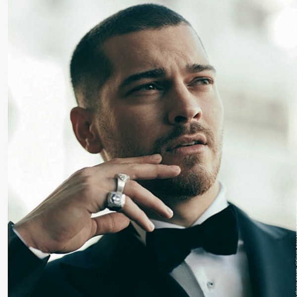 Çağatay Ulusoy sık sık imaj değiştiriyor