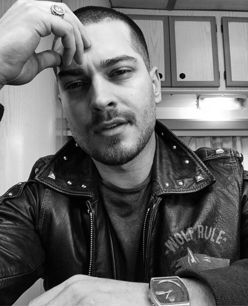 Çağatay Ulusoy sık sık imaj değiştiriyor