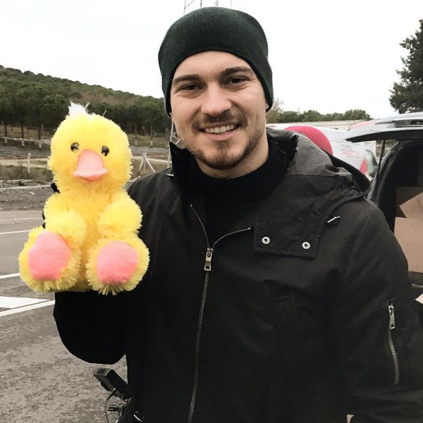 Çağatay Ulusoy sık sık imaj değiştiriyor