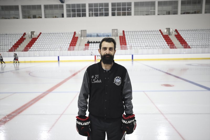 Gümüş Patenler Kadın Buz Hokeyi Takımı oyuncuları, tabuları yıkmak istiyor