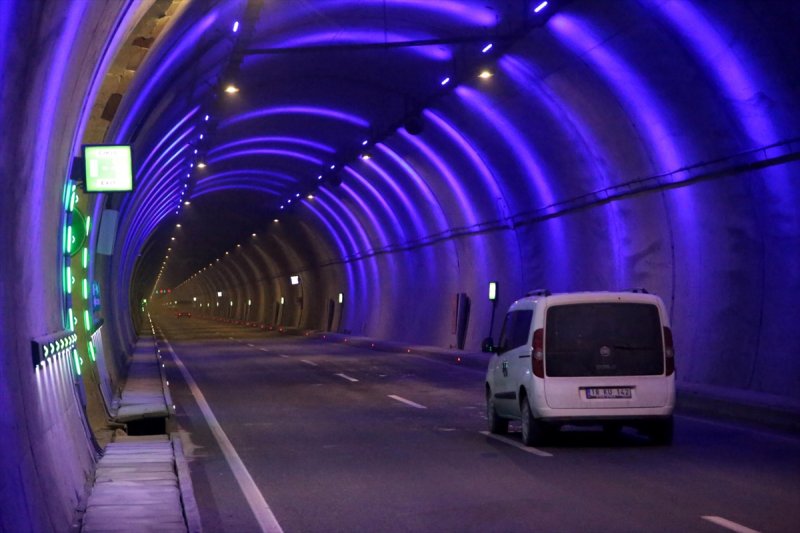 Ekonomiye katkı sağlayan Ilgaz Tüneli'nden kareler