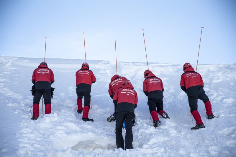 Mehmetçik Palandöken Dağı'nda çığ tatbikatı gerçekleştirdi