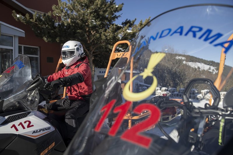 Mehmetçik Palandöken Dağı'nda çığ tatbikatı gerçekleştirdi