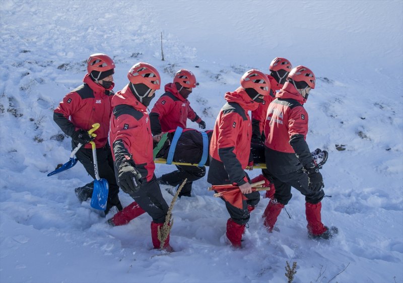Mehmetçik Palandöken Dağı'nda çığ tatbikatı gerçekleştirdi