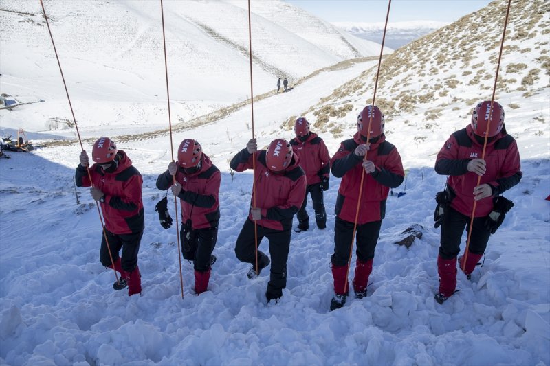 Mehmetçik Palandöken Dağı'nda çığ tatbikatı gerçekleştirdi