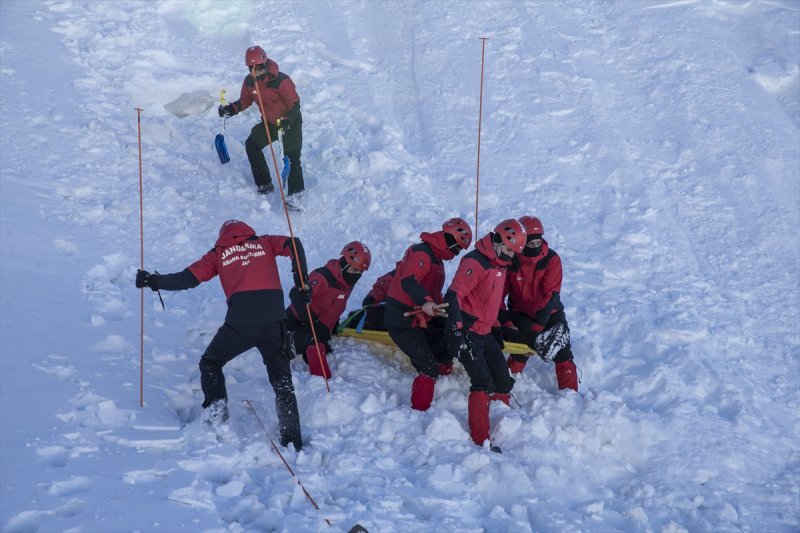 Mehmetçik Palandöken Dağı'nda çığ tatbikatı gerçekleştirdi