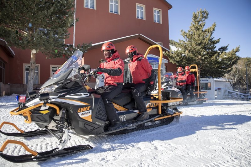 Mehmetçik Palandöken Dağı'nda çığ tatbikatı gerçekleştirdi
