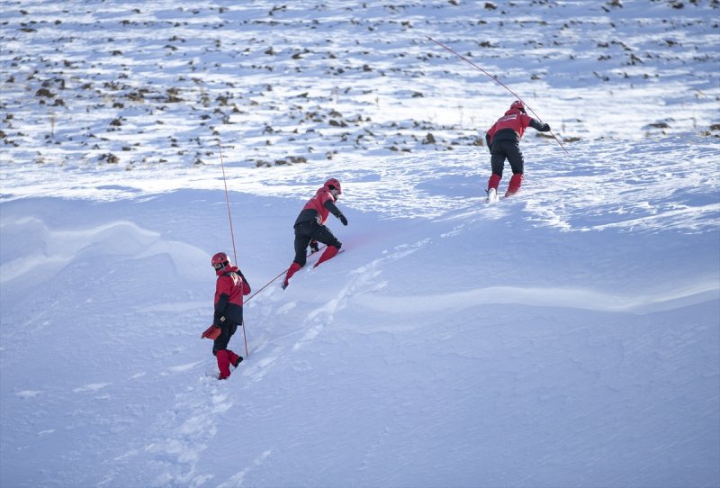 Mehmetçik Palandöken Dağı'nda çığ tatbikatı gerçekleştirdi