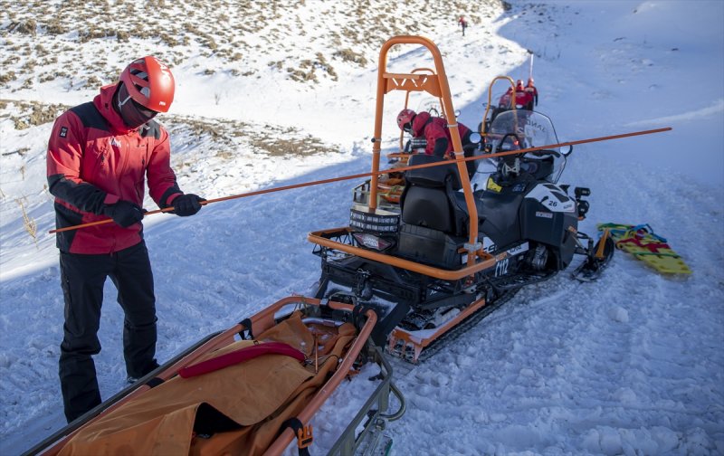 Mehmetçik Palandöken Dağı'nda çığ tatbikatı gerçekleştirdi