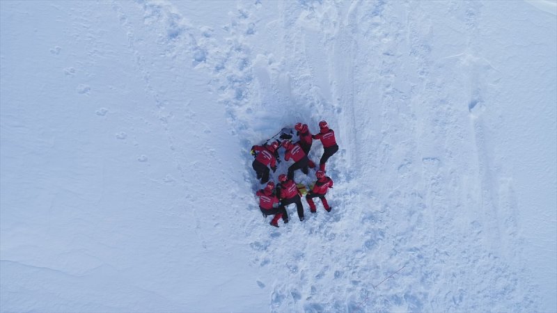 Mehmetçik Palandöken Dağı'nda çığ tatbikatı gerçekleştirdi