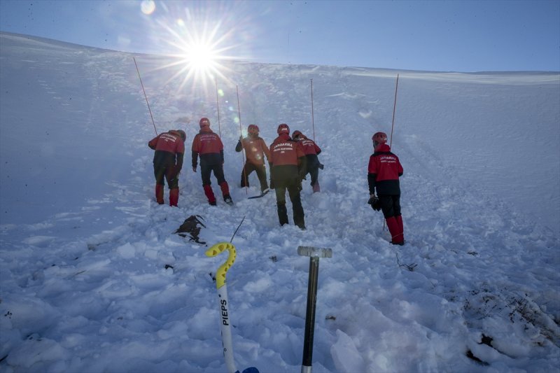 Mehmetçik Palandöken Dağı'nda çığ tatbikatı gerçekleştirdi