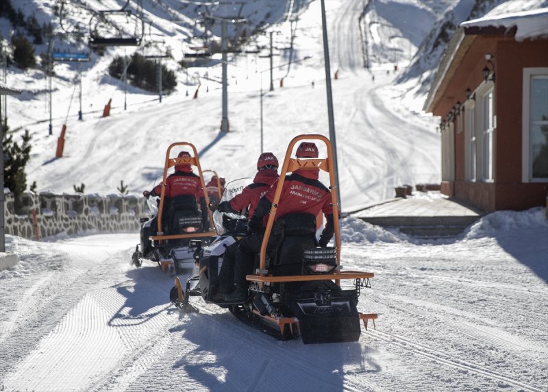 Mehmetçik Palandöken Dağı'nda çığ tatbikatı gerçekleştirdi