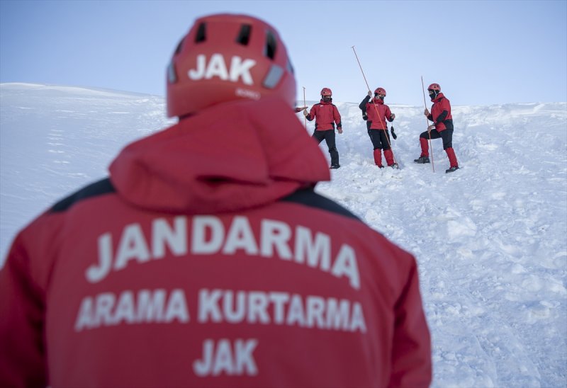 Mehmetçik Palandöken Dağı'nda çığ tatbikatı gerçekleştirdi