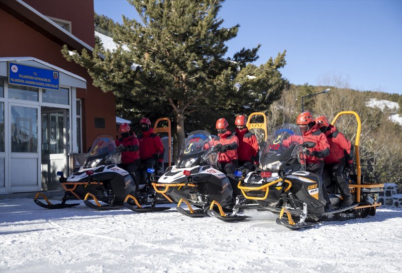 Mehmetçik Palandöken Dağı'nda çığ tatbikatı gerçekleştirdi