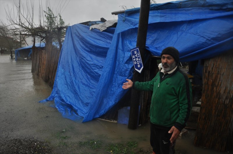 Muğla'da şiddetini arttıran sağanak yağış taşkınlara sebep oldu