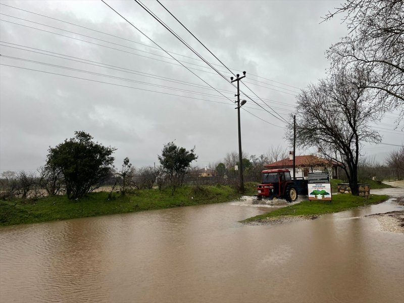Muğla'da şiddetini arttıran sağanak yağış taşkınlara sebep oldu