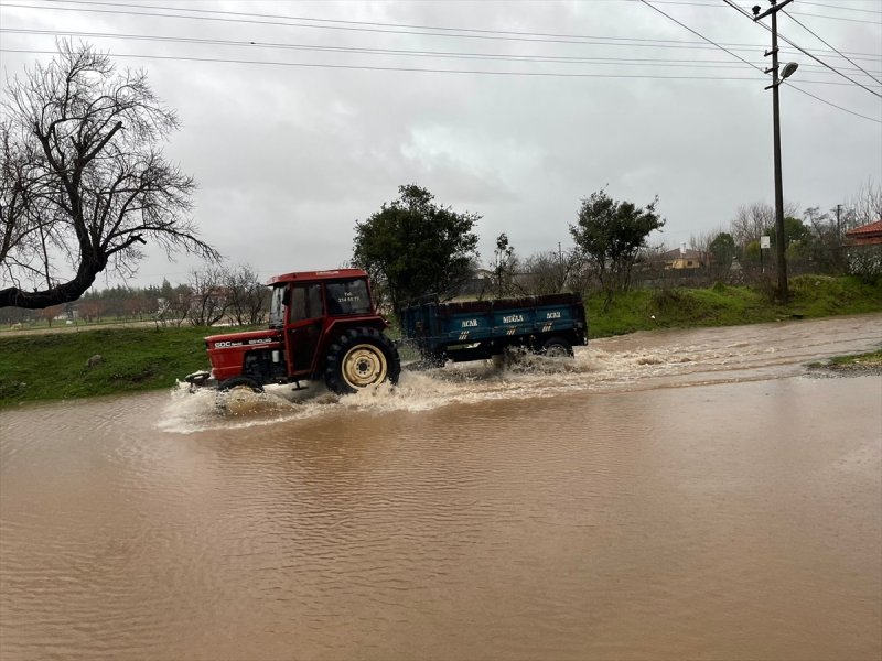Muğla'da şiddetini arttıran sağanak yağış taşkınlara sebep oldu