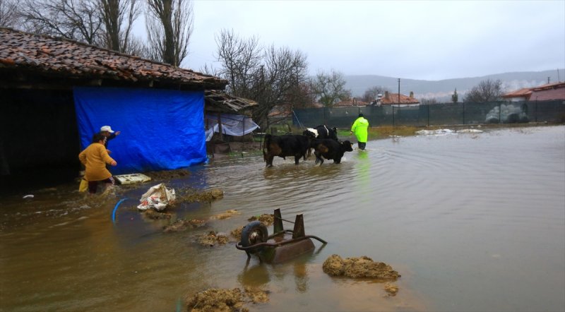 Muğla'da şiddetini arttıran sağanak yağış taşkınlara sebep oldu