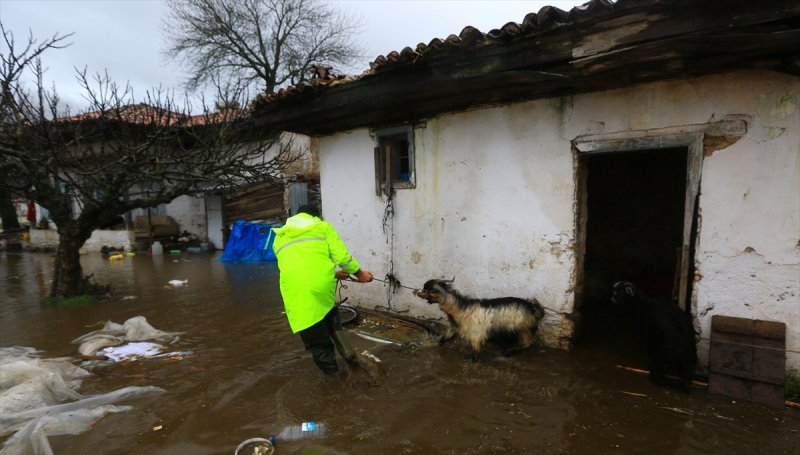 Muğla'da şiddetini arttıran sağanak yağış taşkınlara sebep oldu