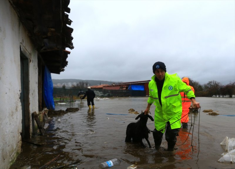 Muğla'da şiddetini arttıran sağanak yağış taşkınlara sebep oldu