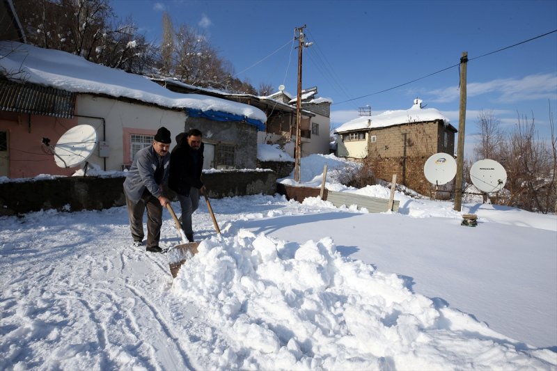 Muş'ta kara gömülen evlerde hayat