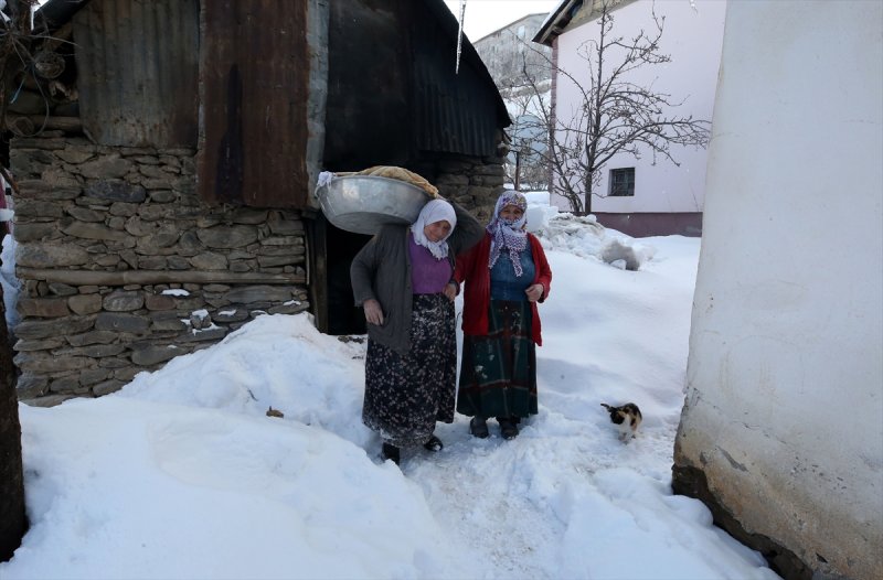 Muş'ta kara gömülen evlerde hayat