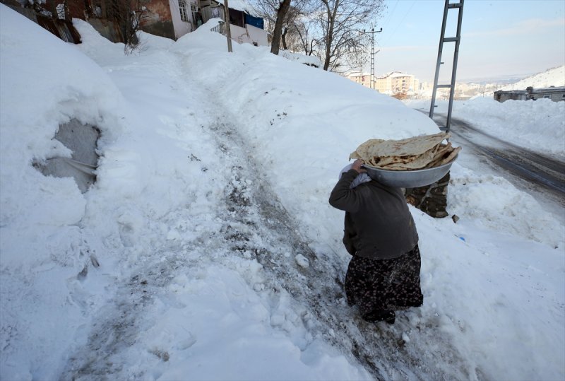 Muş'ta kara gömülen evlerde hayat