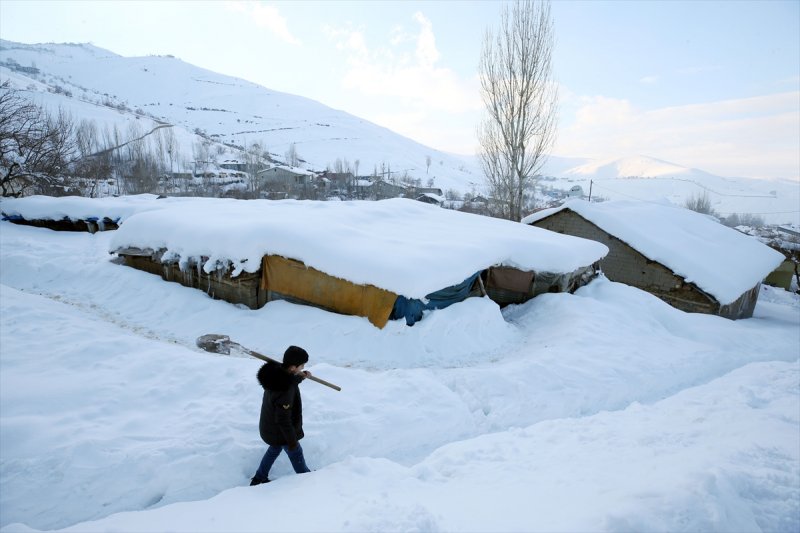 Muş'ta kara gömülen evlerde hayat