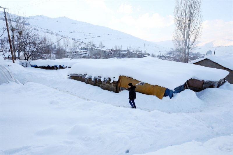 Muş'ta kara gömülen evlerde hayat