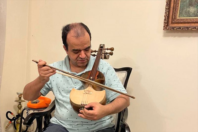 İranlı görme engelli sanatçı, 15'in üzerinde müzik enstrümanı çalıyor