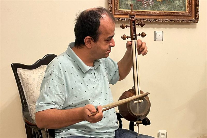İranlı görme engelli sanatçı, 15'in üzerinde müzik enstrümanı çalıyor