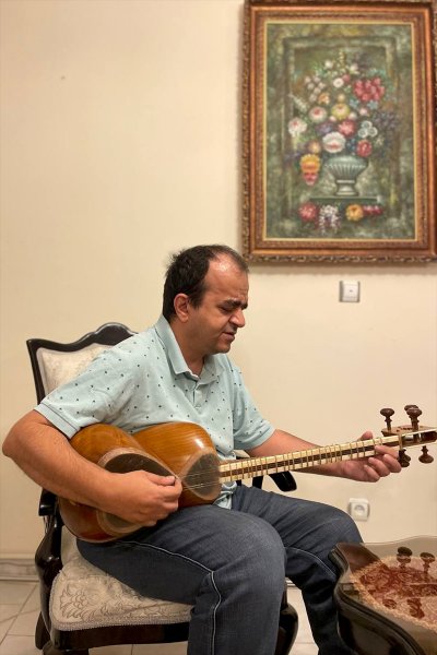 İranlı görme engelli sanatçı, 15'in üzerinde müzik enstrümanı çalıyor