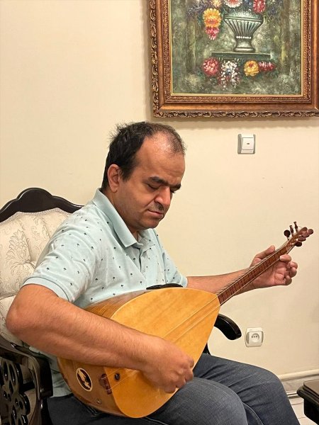 İranlı görme engelli sanatçı, 15'in üzerinde müzik enstrümanı çalıyor