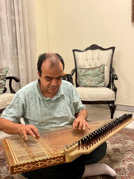 İranlı görme engelli sanatçı, 15'in üzerinde müzik enstrümanı çalıyor