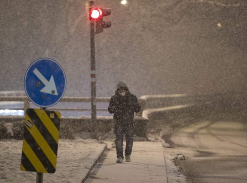 Başkent'te gece başlayan kar yağışından yansımalar