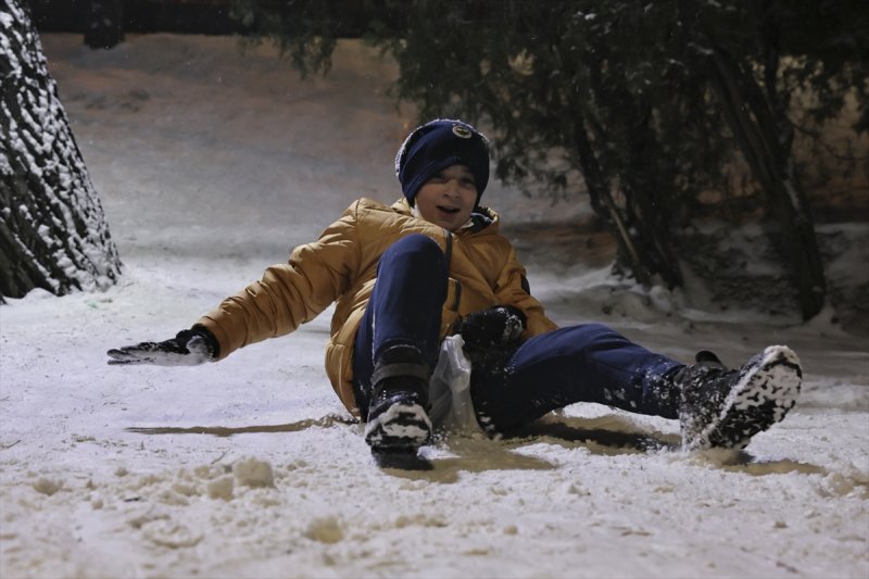 Başkent'te gece başlayan kar yağışından yansımalar
