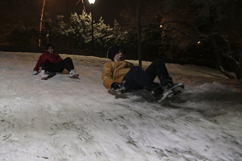 Başkent'te gece başlayan kar yağışından yansımalar