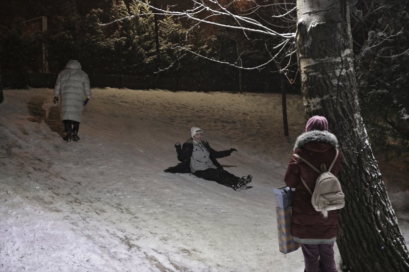 Başkent'te gece başlayan kar yağışından yansımalar