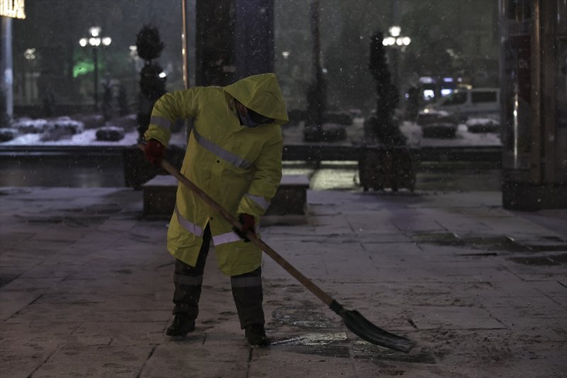 Başkent'te gece başlayan kar yağışından yansımalar