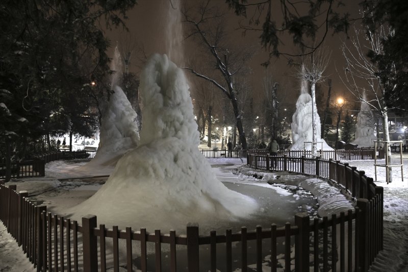 Başkent'te gece başlayan kar yağışından yansımalar