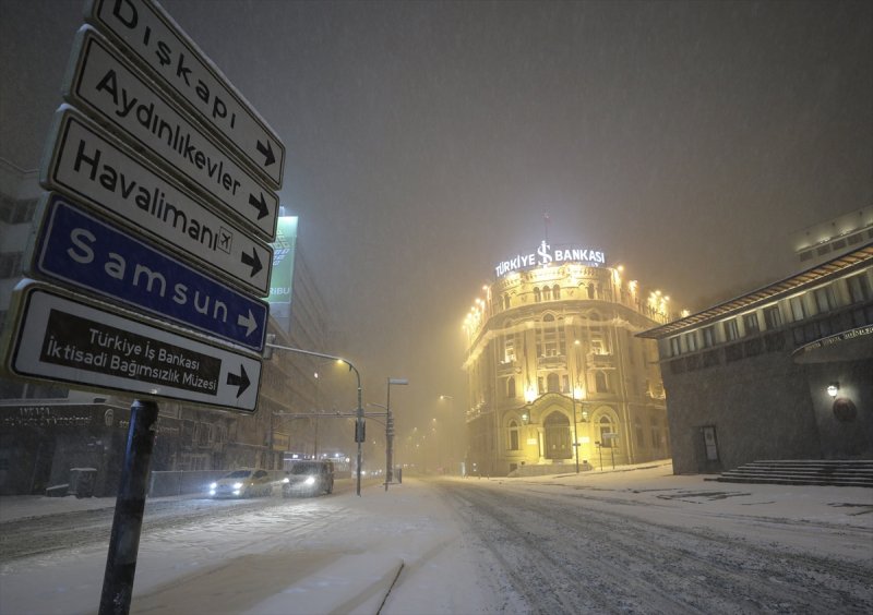 Başkent'te gece başlayan kar yağışından yansımalar
