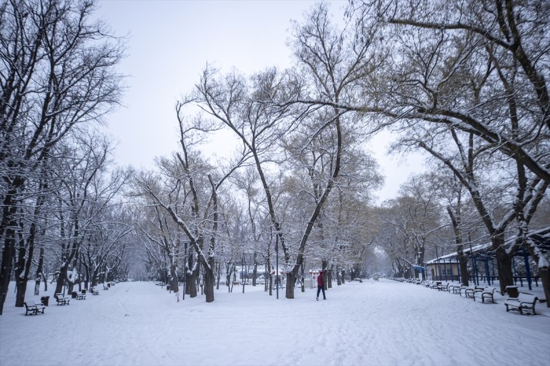 Başkent'te gece başlayan kar yağışından yansımalar