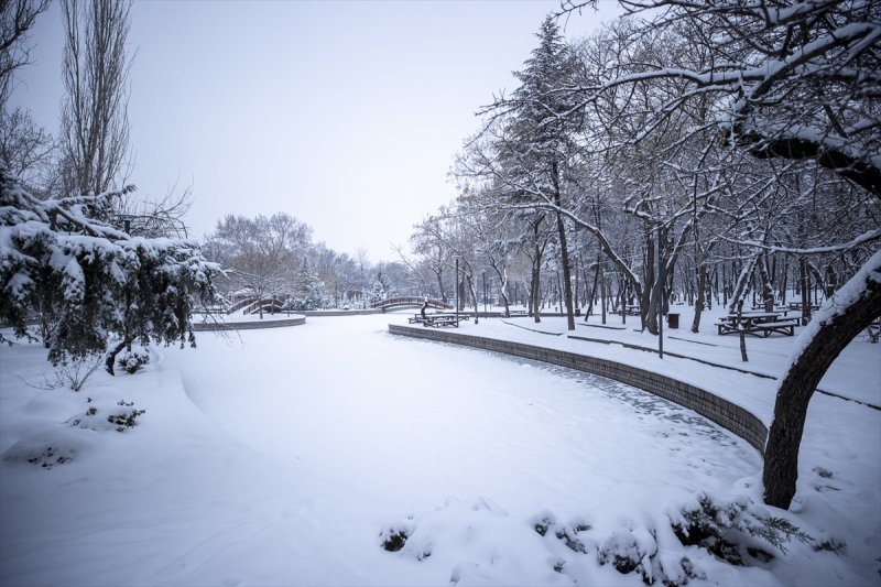 Başkent'te gece başlayan kar yağışından yansımalar